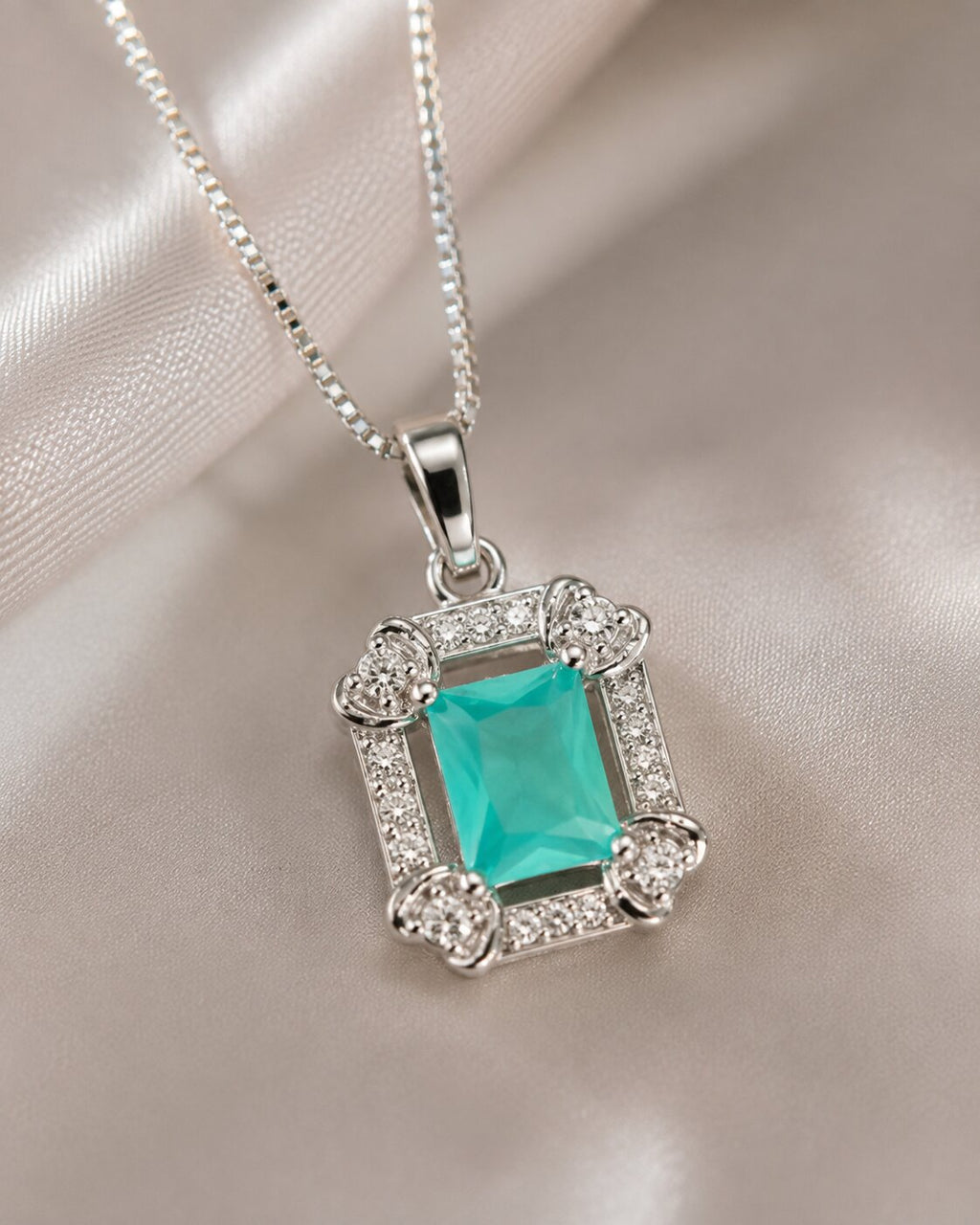 Aqua Éclat Crystal Locket