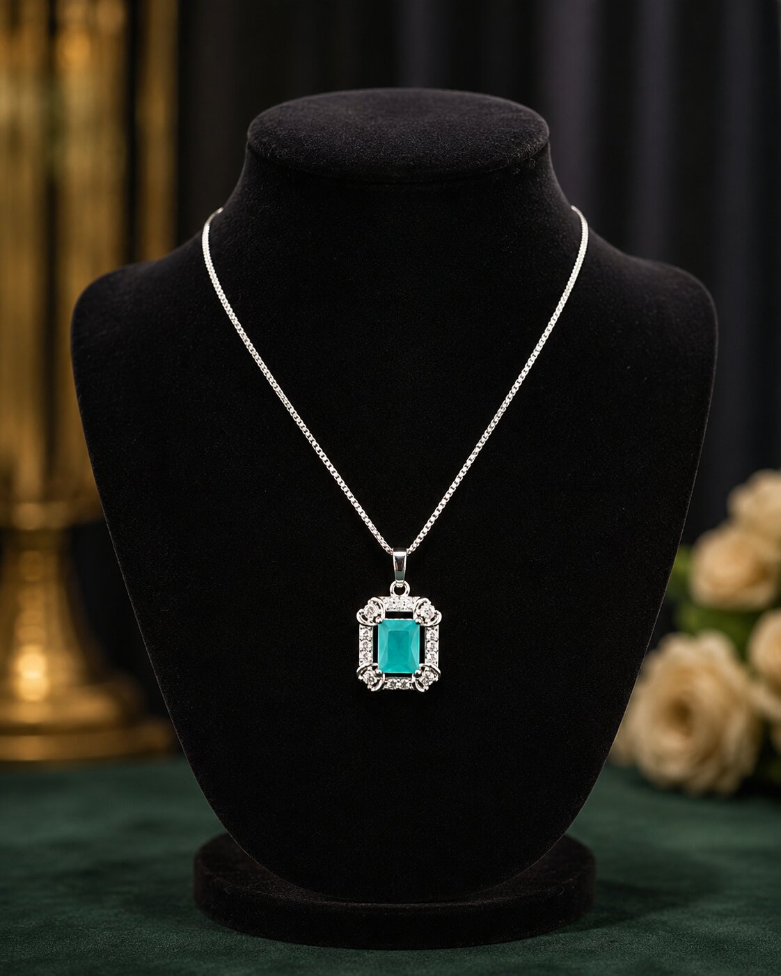 Aqua Éclat Crystal Locket